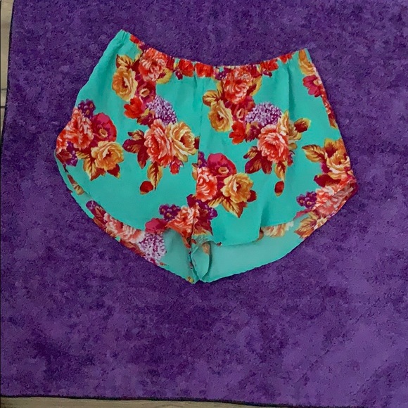 Flowy Shorts - Picture 1 of 5